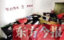 廁所進門中廳，擺放著灶臺、餐桌、床鋪等，乍一看像個客廳