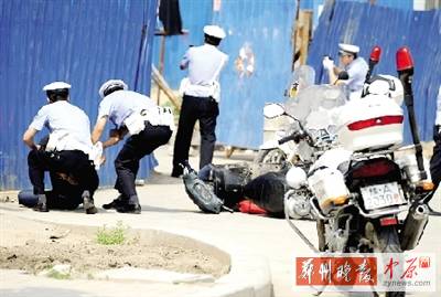 　一名歹徒被抓獲，另一名歹徒持槍劫持了一名門衛(wèi)。