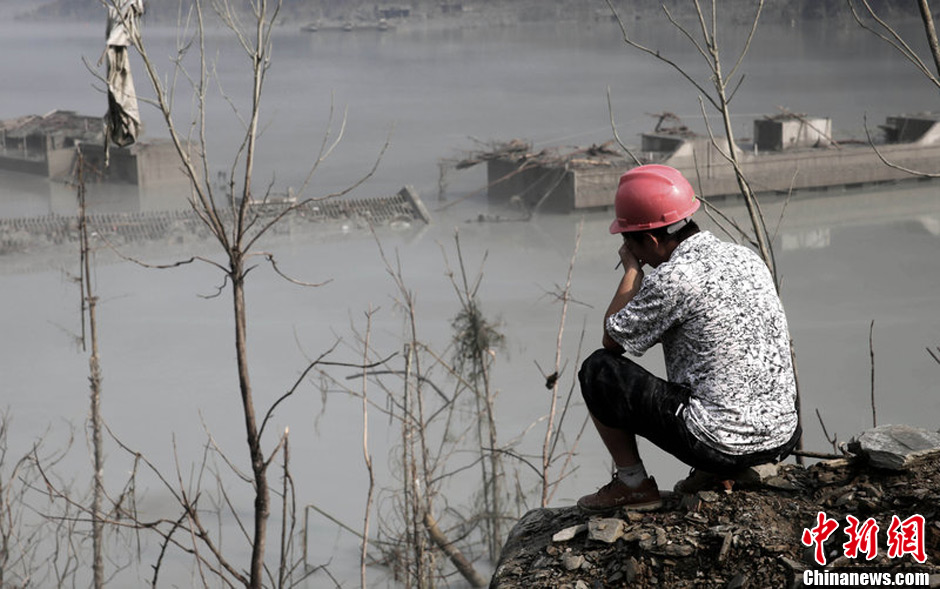 7月14日，四川綿陽，在水下沉寂了5年多的北川漩坪鄉(xiāng)浮出水面，如海市蜃樓飄浮在堰塞湖水面，回來看自己