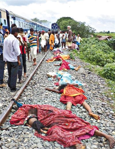 19日，事故現(xiàn)場遇難者的遺體。