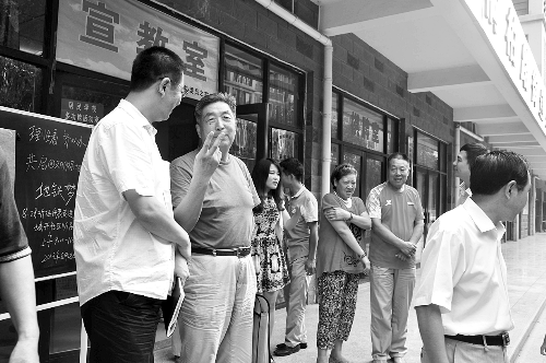 盧法舜（左二）伸出兩根手指，建議實行2元通票制。