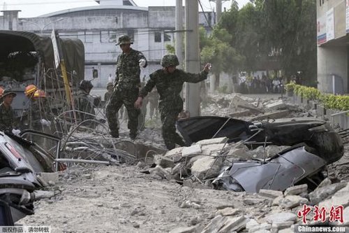 10月15日，菲律賓中部地區(qū)發(fā)生7.2級(jí)地震，災(zāi)情持續(xù)擴(kuò)大，菲官方稱地震已造成宿務(wù)、保和等省份數(shù)十人遇難，數(shù)百人受傷，大批建筑物受損。圖為菲律賓軍方在搜救被困者。