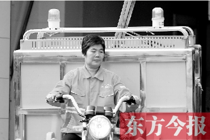 鄭州市金水區(qū)目前發(fā)放的第一批30輛新垃圾清運車，已投入使用