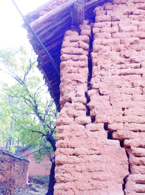 村民家中的墻外裂縫 村民家中的墻外裂縫