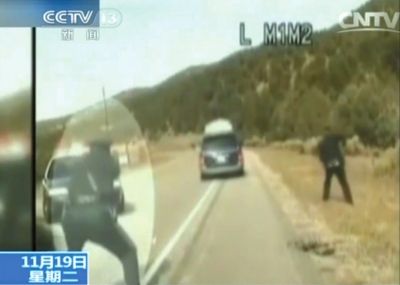 費(fèi)雷爾駕車逃走，警察連開數(shù)槍。央視截圖