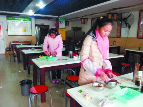 參加體驗(yàn)的兩名學(xué)生成功“入職”后,開始收拾餐桌。