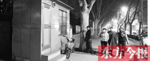 1月13日晚9點30分，鄭州市綠城廣場內(nèi)的公廁依然開放
