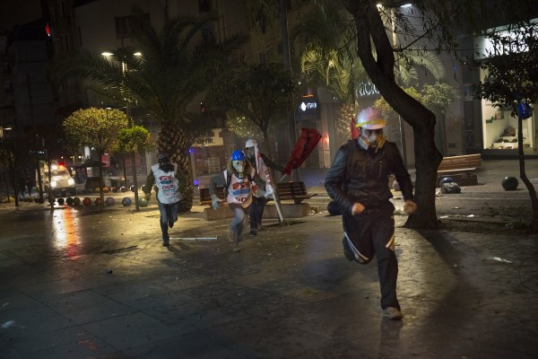 當(dāng)?shù)貢r(shí)間2014年2月25日，土耳其伊斯坦布爾，總理涉腐錄音引發(fā)全國(guó)抗議，要求本屆政府下臺(tái)。