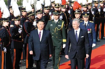 30日，習(xí)近平在會見比利時國王菲利普前，出席菲利普國王在王宮廣場舉行的隆重歡迎儀式。新華社發(fā)