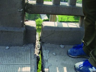 圖為大橋17號墩處橋面裂縫。梅建明 攝