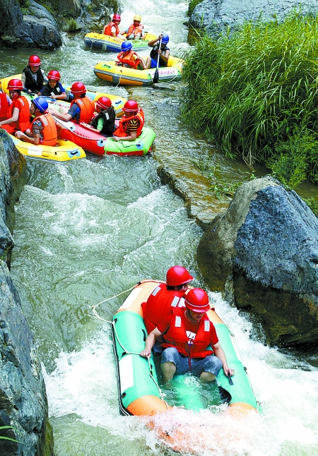 8月16日，游客在盧氏縣豫西大峽谷景區(qū)進(jìn)行漂流比賽。
