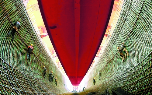 2月27日，南水北調(diào)中線鄧州湍河渡槽工程建設(shè)者在槽體內(nèi)扎鋼筋。