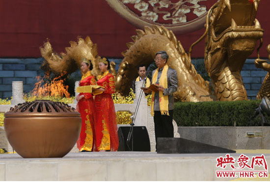 中華炎黃文化研究會會長許嘉璐宣讀拜祖大典拜祭文。映象網記者 邵恰 攝