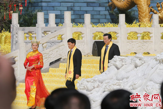 　河南省委書記、省人大常委會主任郭庚茂，河南省省長謝伏瞻敬獻花籃。映象網記者 邵恰 攝