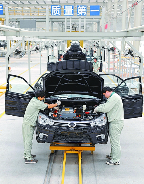 　　4月16日，新鄉(xiāng)市新能電動汽車有限公司的工作人員在電動汽車生產(chǎn)流水線上作業(yè)。目前，新鄉(xiāng)現(xiàn)有規(guī)模以