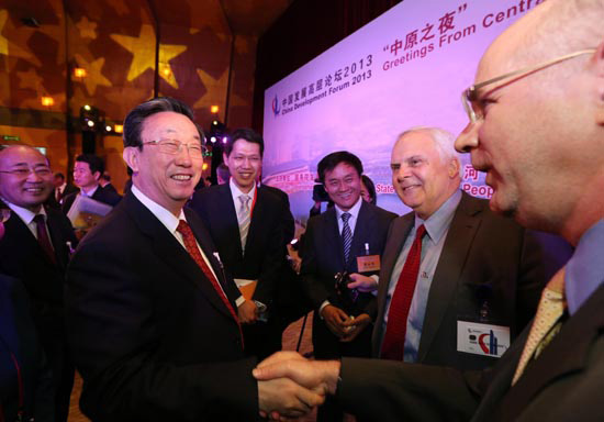 3月24日晚，省委書(shū)記、省長(zhǎng)郭庚茂在參加中國(guó)發(fā)展高層論壇“中原之夜”活動(dòng)時(shí)與外商親切握手交談。