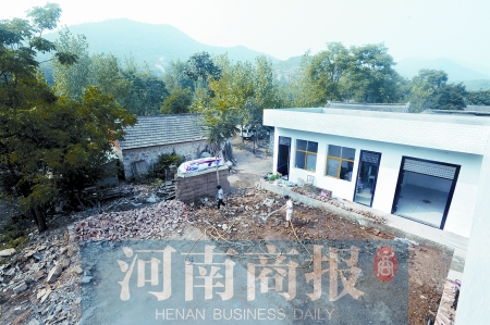 新校舍旁邊，是徐云玲和學(xué)生們用了多年的石頭校舍 河南商報(bào)記者 鄧萬(wàn)里/攝