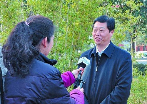 十八大代表、南陽市委書記李文慧談學習十八大精神體會