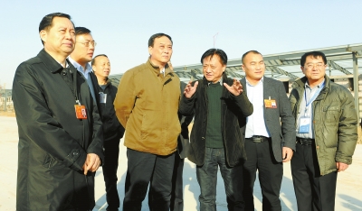 　　鄭州手拉手集團(tuán)董事長賈長明（右三）向省農(nóng)業(yè)廳廳長朱孟洲（右四），省政府副秘書長、省政府駐京辦主任