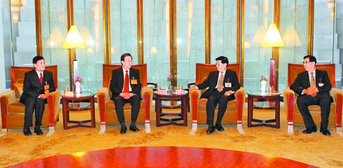 　3月24日，國務(wù)院發(fā)展研究中心主任李偉在北京會見了前來出席中國發(fā)展高層論壇“中原之夜”活動(dòng)的河南省