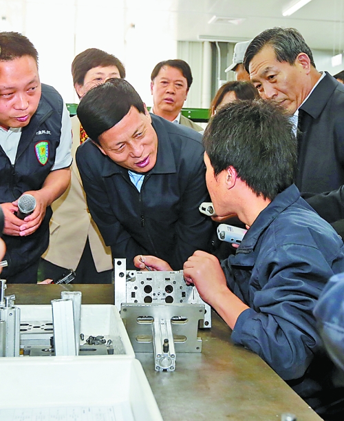 4月24日，省委副書記、省長謝伏瞻在濟源虎嶺產(chǎn)業(yè)集聚區(qū)考察。