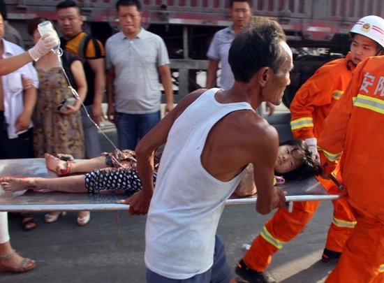 安陽(yáng)11歲女孩被40噸大貨車碾壓 始終沒落一滴淚