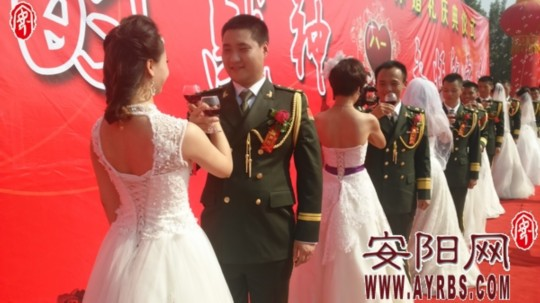 駐安陽某部10對(duì)新人舉辦集體婚禮 俏妹子情定兵哥哥
