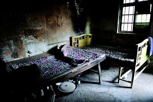 姐妹倆的臥室長(zhǎng)期不通風(fēng)，又潮又悶