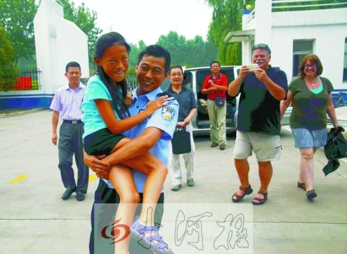 美國(guó)夫婦攜養(yǎng)女赴洛陽感謝10年前救命恩人