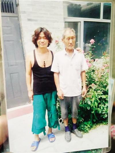 拍片間隙，王寶強(qiáng)與楊林貴在片場合影