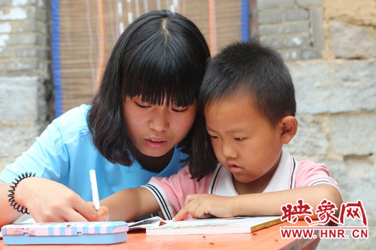 新醫(yī)學(xué)子三進(jìn)太行山關(guān)愛留守兒童