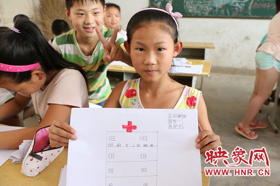 在以“中國夢”主題 的繪畫課堂上，孩子們寫下了自己的夢想