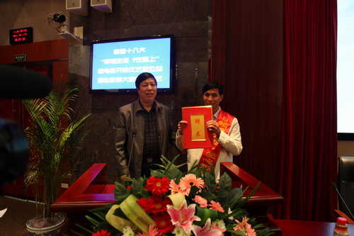 河南平頂山魯山縣電視臺的記者張朝岑，接過了河南電視臺9頻道總監(jiān)張克宣遞上的聘書。