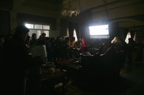 各路媒體記者探班《大河兒女》現(xiàn)場(chǎng)。