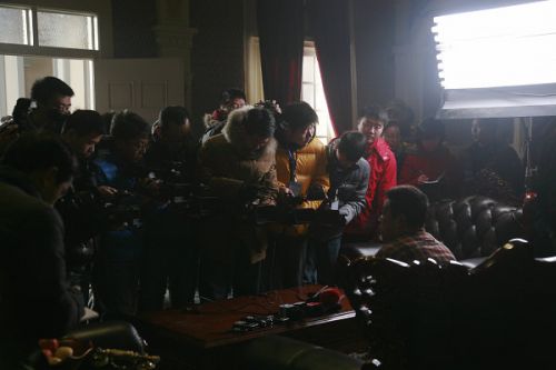 各路媒體記者探班《大河兒女》現(xiàn)場(chǎng)。