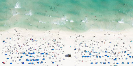 攝影師懸掛直升機(jī)外 千米高空拍海灘美景 攝影師懸掛直升機(jī)外 千米高空拍海灘美景