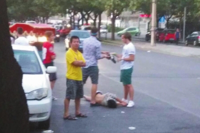 外籍男子當(dāng)街肩扛、腳踏醉漢