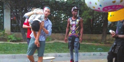 外籍男子當(dāng)街肩扛、腳踏醉漢