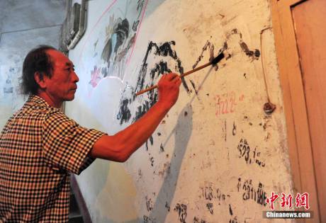 六旬老人創(chuàng)作樓道壁畫(huà)