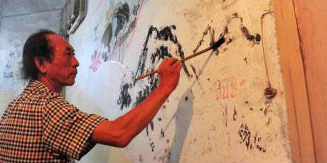 六旬老人創(chuàng)作樓道壁畫(huà)