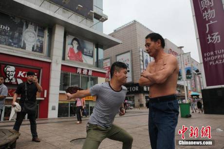 南昌男子把挨打當(dāng)職業(yè) 南昌男子把挨打當(dāng)職業(yè)