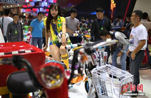模特搶眼江蘇國際自行車電動車交易會 模特搶眼江蘇國際自行車電動車交易會