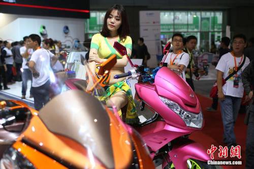 模特搶眼江蘇國際自行車電動車交易會 模特搶眼江蘇國際自行車電動車交易會