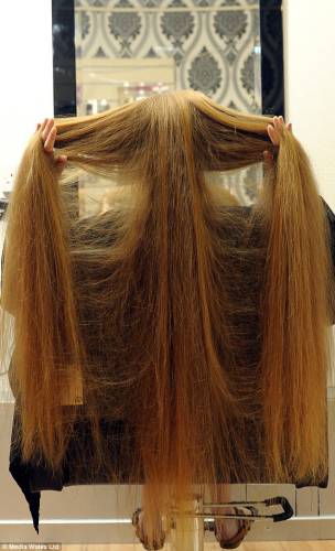 英國1.5米高少女金色長發(fā)及膝 英國1.5米高少女金色長發(fā)及膝