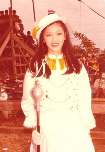 英拉擔(dān)任時(shí)尚雜志模特舊照曝光