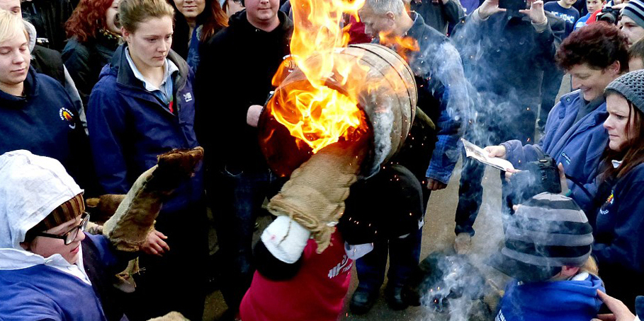 英國(guó)傳統(tǒng)比賽 選手扛“火桶”一路狂奔 英國(guó)傳統(tǒng)比賽 選手扛“火桶”一路狂奔