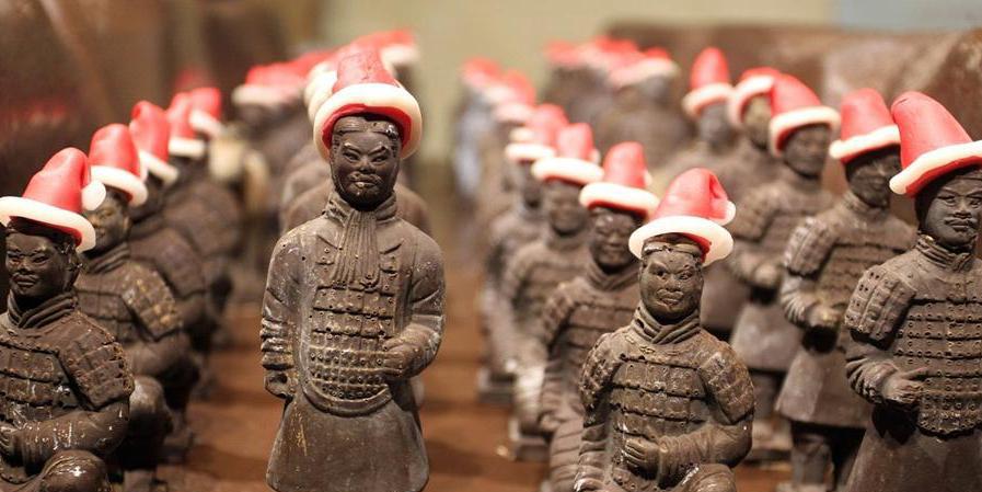 巧克力“兵馬俑”頭戴圣誕帽過(guò)洋節(jié) 巧克力“兵馬俑”頭戴圣誕帽過(guò)洋節(jié)