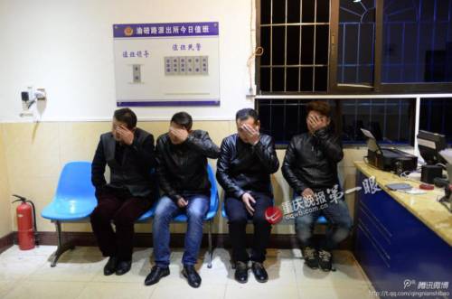 4名男子坐飛機(jī)行乞 戴名表用蘋(píng)果手機(jī)