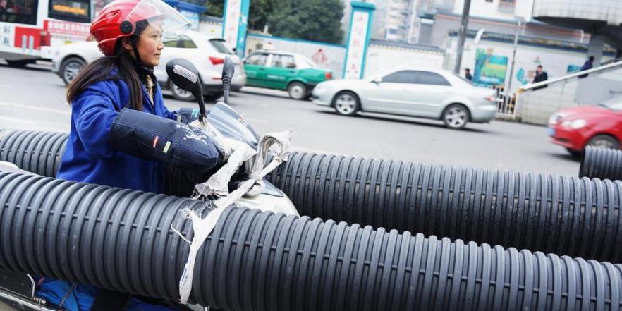 貴陽(yáng)現(xiàn)最牛摩姐 載超長(zhǎng)管穿梭車流 貴陽(yáng)現(xiàn)最牛摩姐 載超長(zhǎng)管穿梭車流