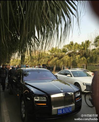 男子騎電瓶車(chē)撞凹勞斯萊斯